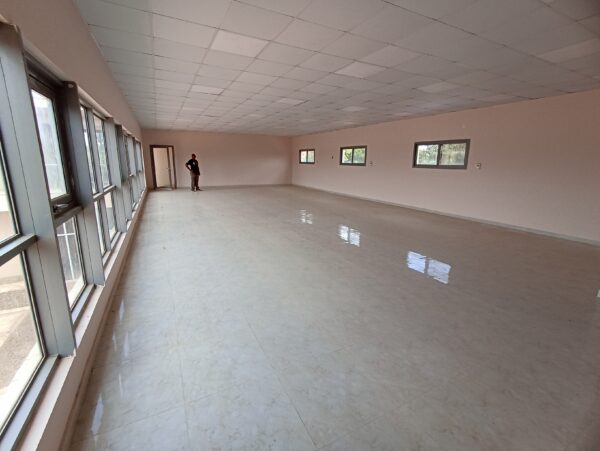 Bureaux à louer au golf Malela/ sur l'asphalte. - Image 5