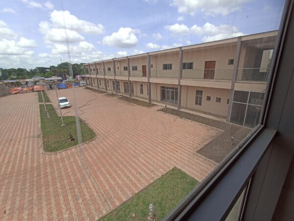 Bureaux à louer au golf Malela/ sur l'asphalte.