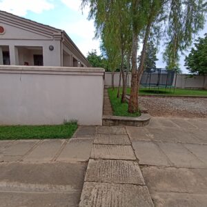 Bel appartement meublé à louer au golf Malela/ Quelques minutes du Lycée français.