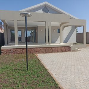 Maison nouvellement construite à vendre au golf Faustin.