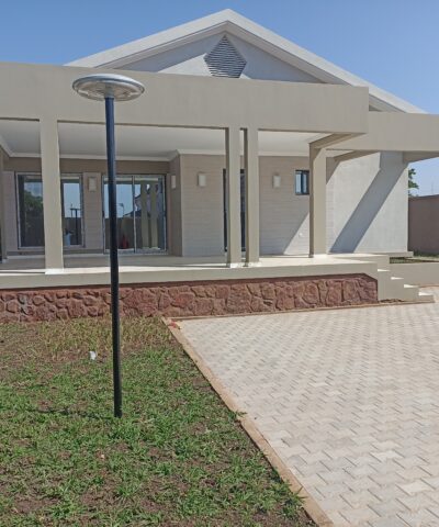 Maison nouvellement construite à vendre au golf Faustin.