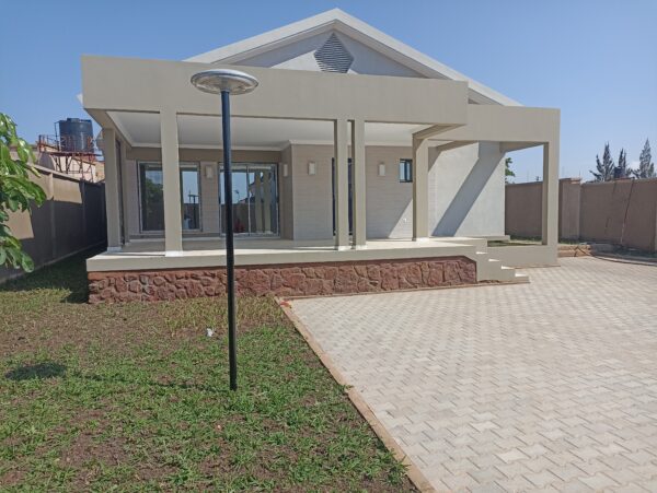 Maison nouvellement construite à vendre au golf Faustin.