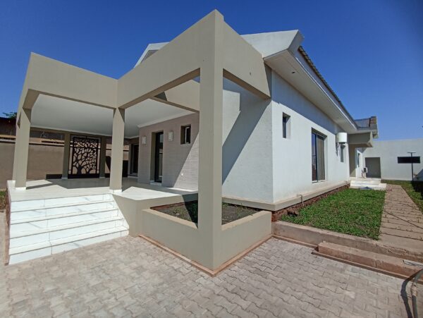 Maison nouvellement construite à vendre au golf Faustin. - Image 7