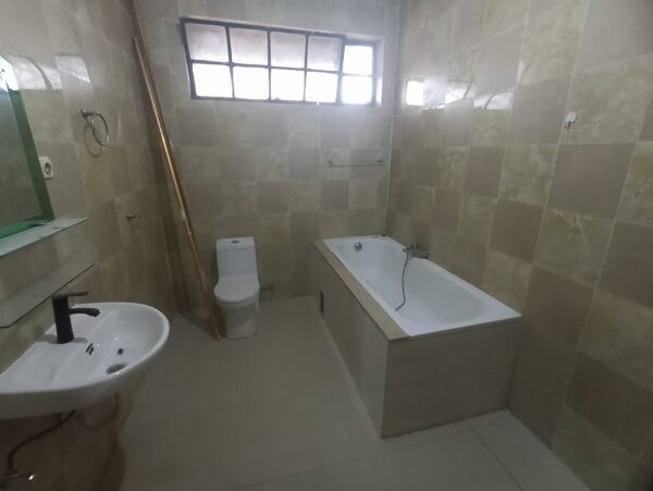 Belle Maison a louer au Quartier Makomeno. - Image 6