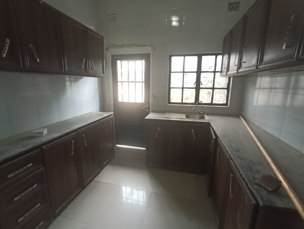 Belle Maison a louer au Quartier Makomeno. - Image 3