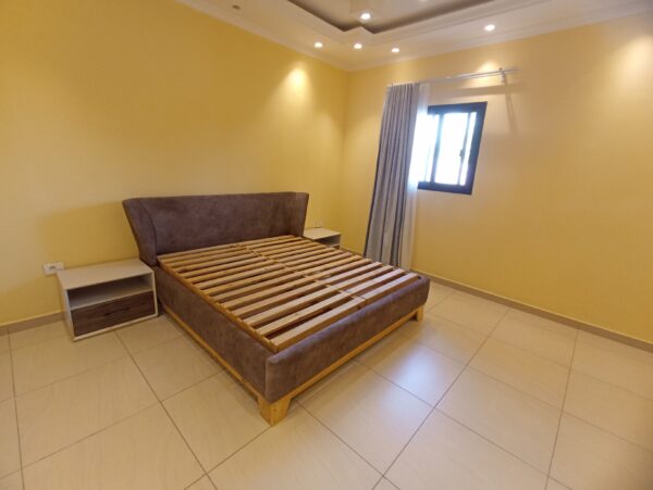 3 Appartements meublés à louer dans une même parcelle au centre ville de Lubumbashi. - Image 2