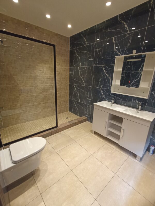 3 Appartements meublés à louer dans une même parcelle au centre ville de Lubumbashi. - Image 5