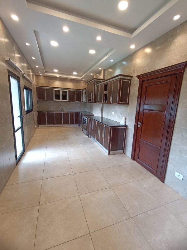 3 Appartements meublés à louer dans une même parcelle au centre ville de Lubumbashi. - Image 6